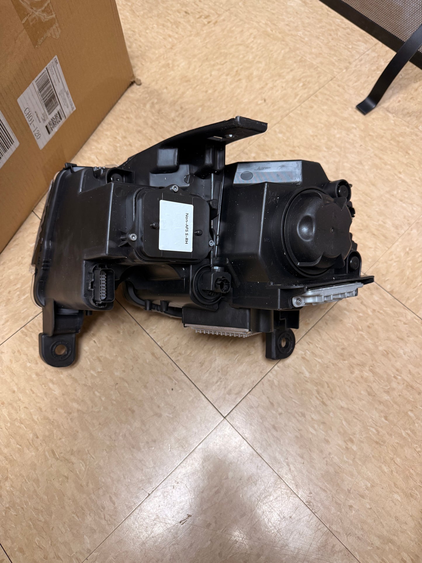 Right (Passenger Side) Bi-Xenon HID Headlight Assembly for a 2016–2018 Jeep Grand Cherokee.