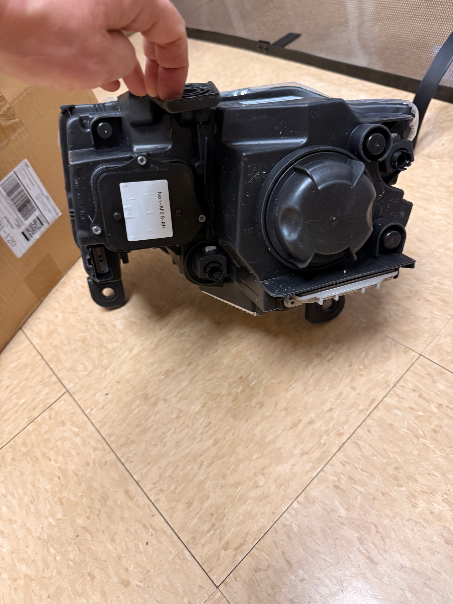 Right (Passenger Side) Bi-Xenon HID Headlight Assembly for a 2016–2018 Jeep Grand Cherokee.