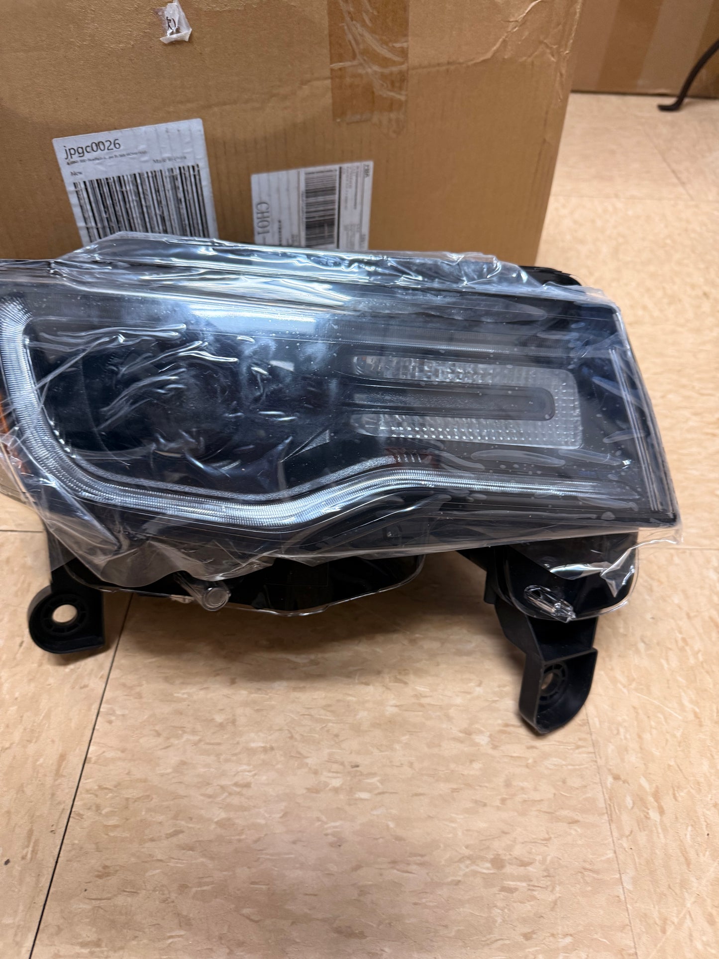 Right (Passenger Side) Bi-Xenon HID Headlight Assembly for a 2016–2018 Jeep Grand Cherokee.